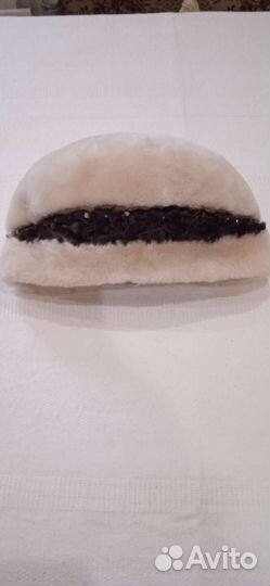 Тёплая мягкая мутоновая шапка с отделкой каракулем