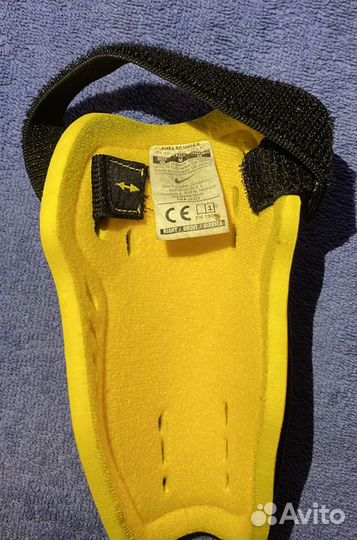 Щитки футбольные