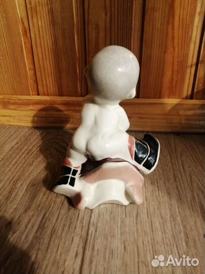 Статуэтка фарфоровая Мылыш на санках 1980е