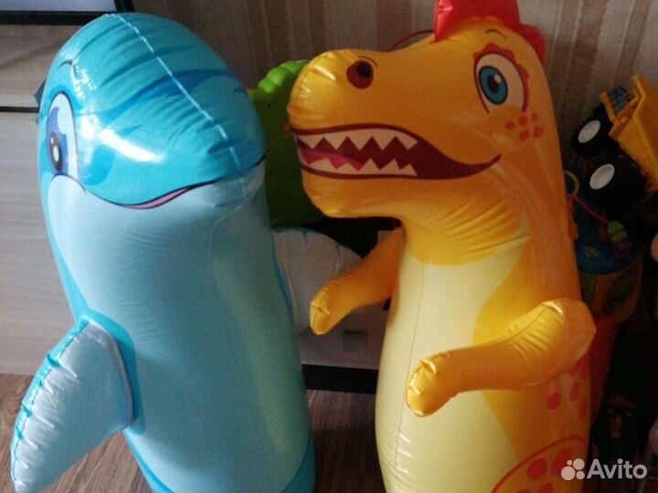 Надувной дельфин