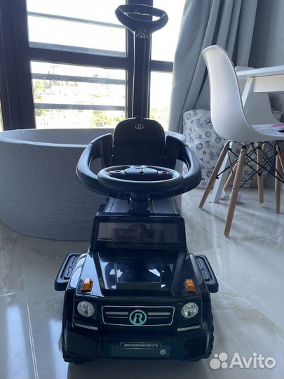 Машинка каталка с ручкой