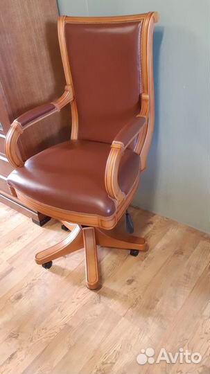 Кресло офисное Тайвань, кожа, дерево