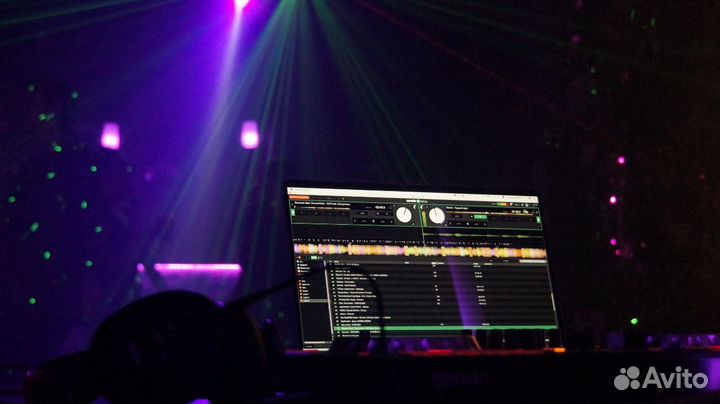 Диджей с оборудованием