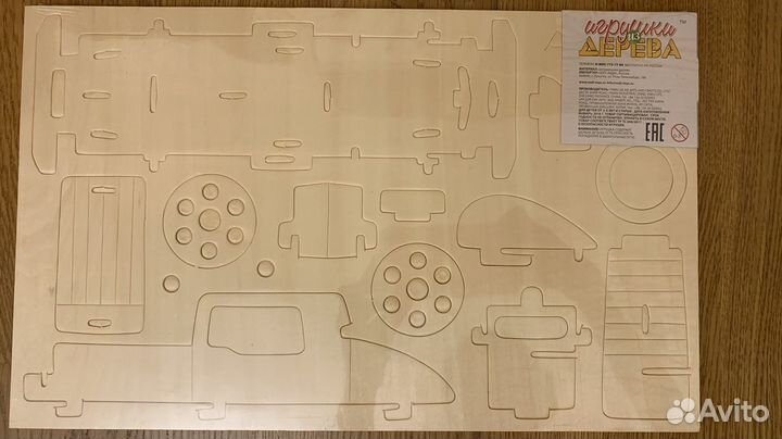 Сборная модель трамвая и ретроавтомобиля