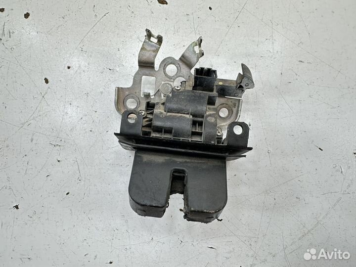 Skoda Rapid замок багажника