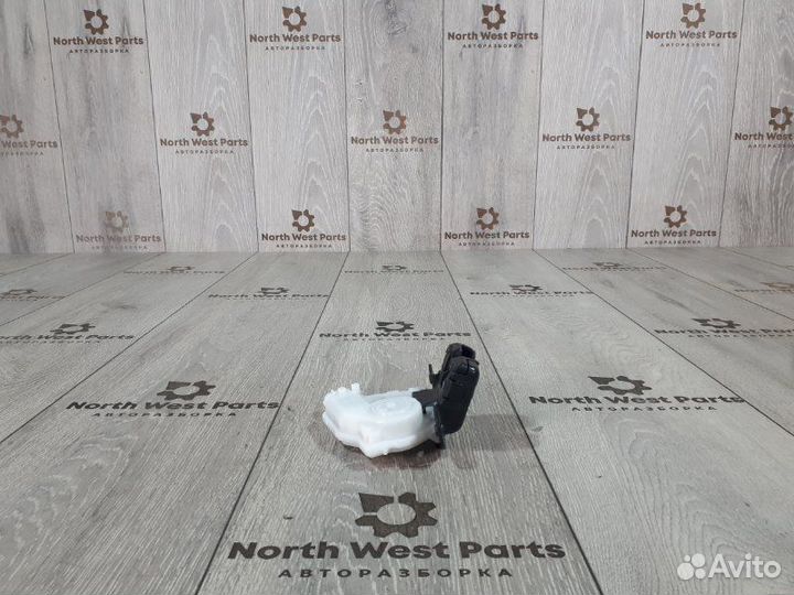 Замок багажника задний Toyota Auris (E180) 1zrfae