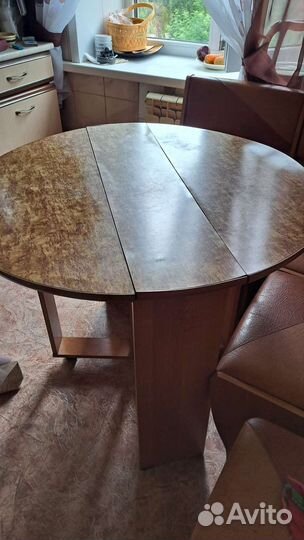 Кухонный стол,кухонный диван угловой