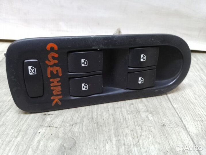 Блок управления стеклоподъемниками Renault Scenic