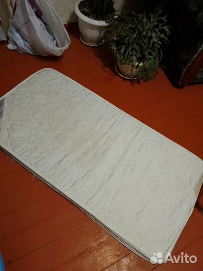 Детская кроватка с маятником