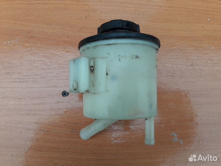 Бачок гура Nissan Maxima A32