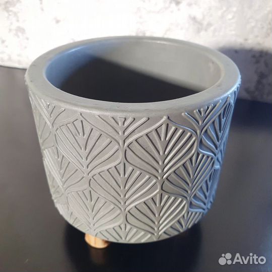 Кашпо на деревянных ножках