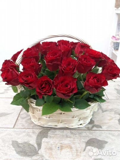 Красные белые розовые свежие розы в корзинах