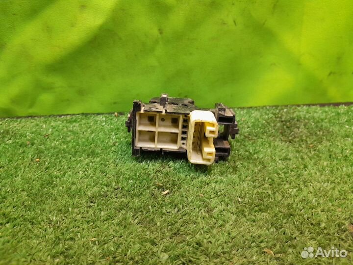 Кнопка стеклоподъемника Toyota Auris