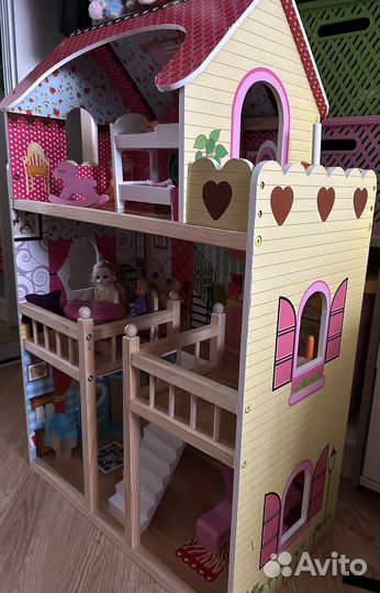 Кукольный домик с мебелью и куклами