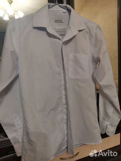 Рубашки белые, синие, брюки черные