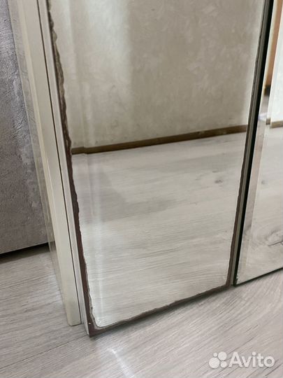 Шкаф с зеркалом для ванной комнаты