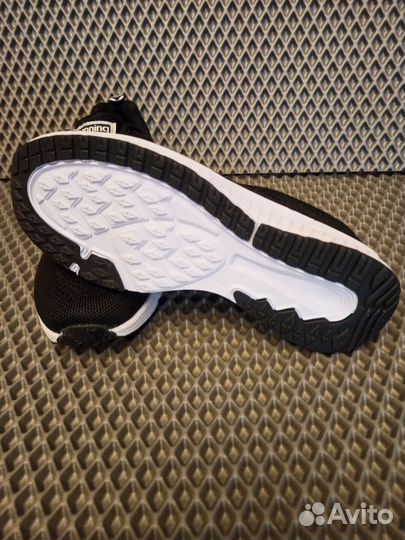 Кроссовки женские новые