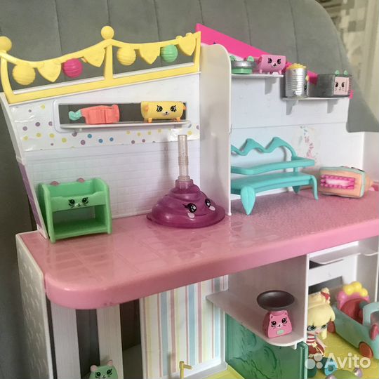 Набор Shopkins с домиком, машинкой и девочкой