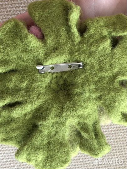 Брош из шерсти