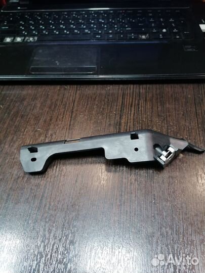 Кронштейн переднего бампера правый Opel Astra