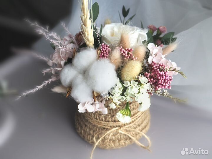 Корзина с цветами, розы стабилизированые, не вянут