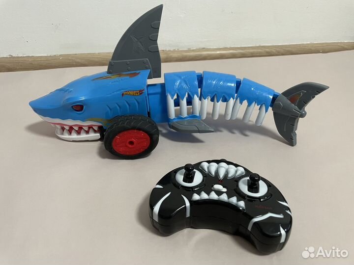 Игровой набор hot wheels и megalodon