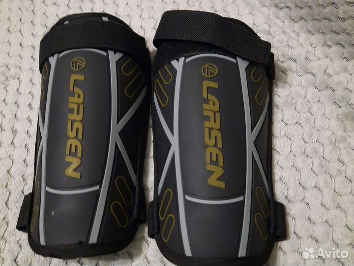 Щитки футбольные