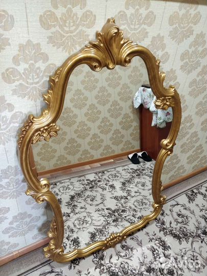 Зеркало настенное с декоративной рамкой