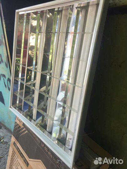 Светильник потолочный с 4 люминесцентными лампами