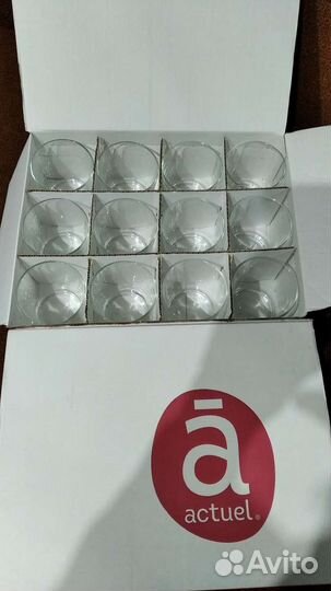 Стаканы и тарелки прозрачные