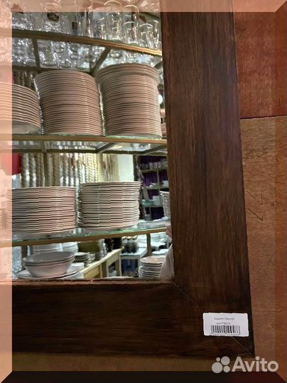 Большое зеркало в деревянной раме