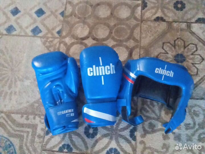 Перчатки и шлем от компании clinch