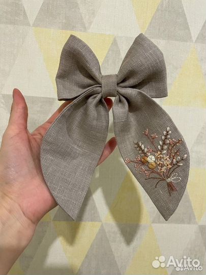 Бант с вышивкой на заколке ручная работа