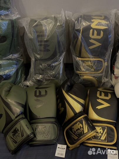 Боксерские перчатки и шлем Venum