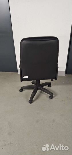 Офисное кресло на колесиках