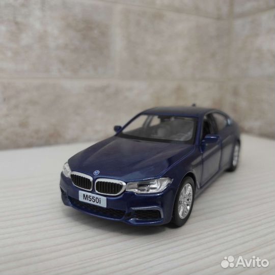 Модель BMW M550i 1:32