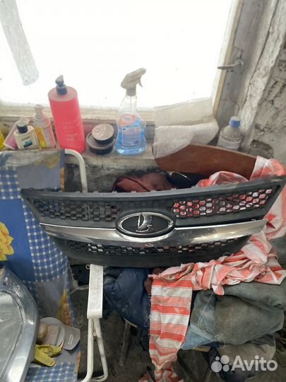 Передняя решётка со значком и хромом largus