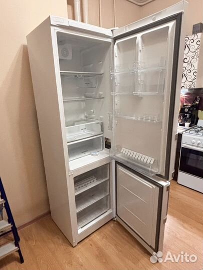 Холодильник Hotpoint Ariston HS 5201 WO/XO