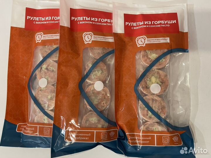 Рулет из горбуши с беконом и соусом песто