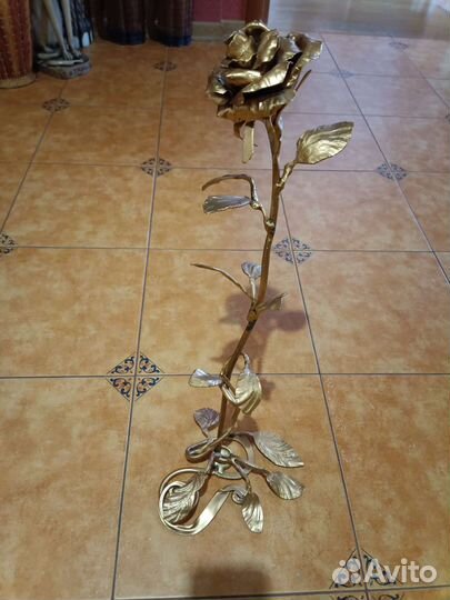 Кованая роза на постаменте