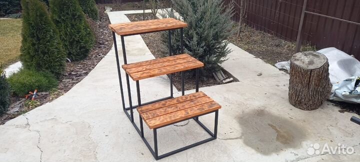 Садовая подставка для цветов