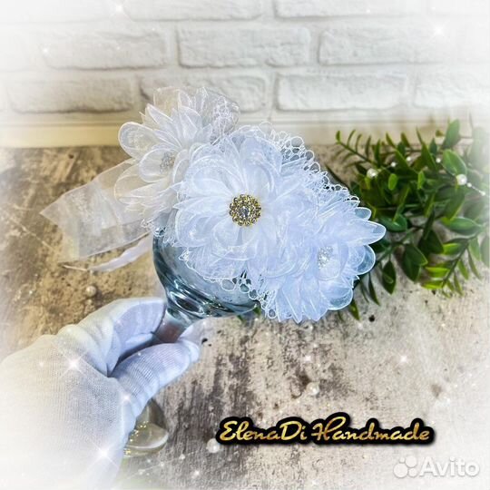 Белая резинка на пучок