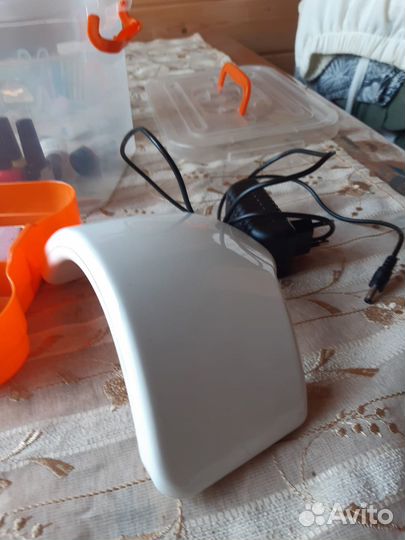 Лампа и набор лаков для маникюра