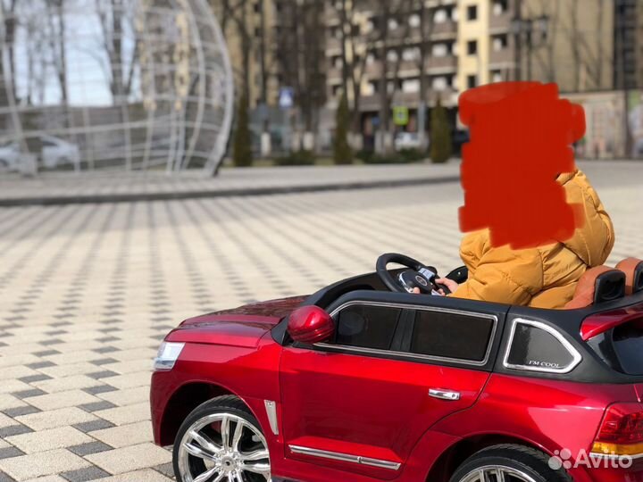 Электромобиль toyota land- cruiser 200, красный