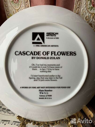 Тарелка настенная Donald Zolan каскад цветов