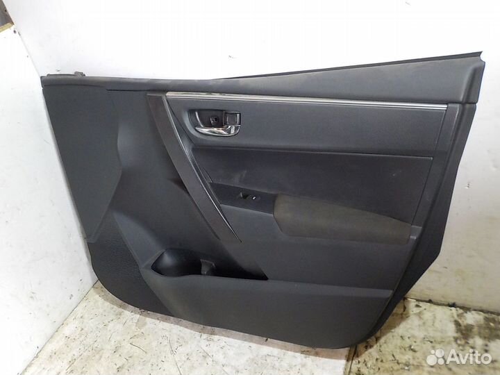 Обшивка двери передней правой Toyota Corolla 180