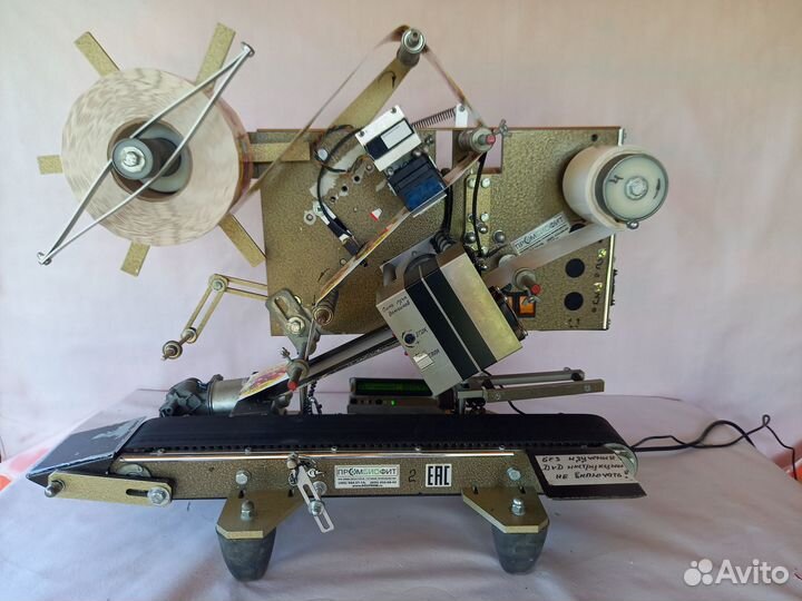 Этикетировщик с конвеером