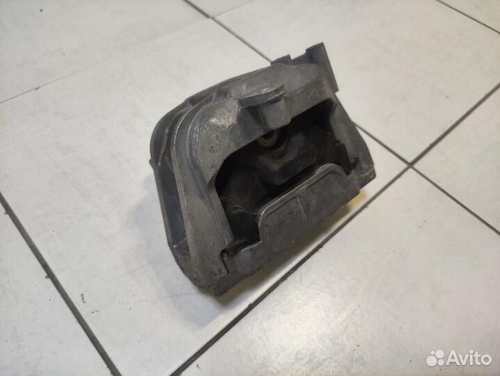 Опора двигателя правая Volkswagen Passat CC 358