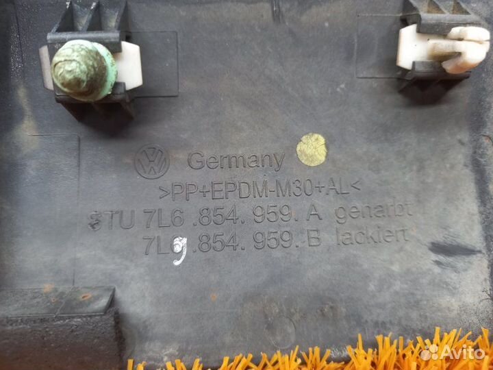 Молдинг на крыло передний левый Volkswagen Touareg