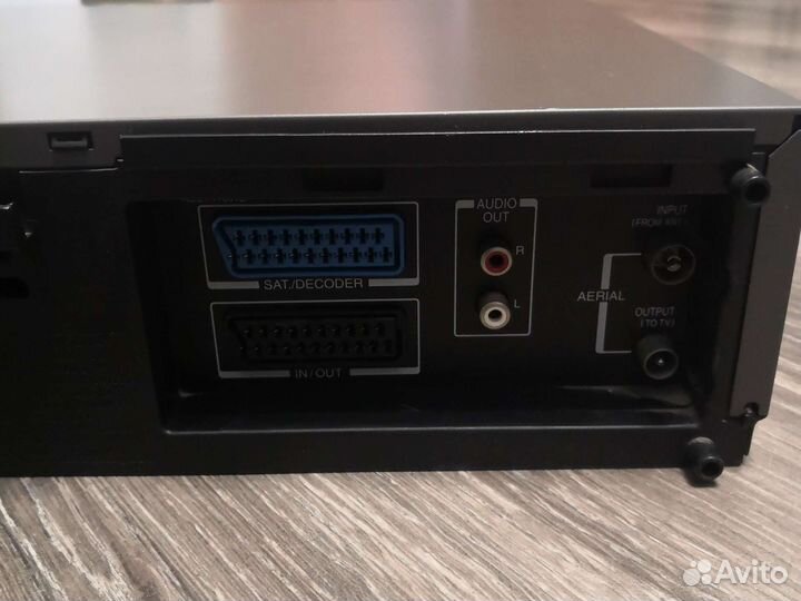 Видеомагнитофон Toshiba V-710W